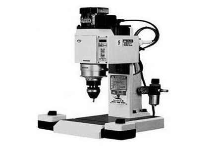 氣動鉚釘機安裝鉚釘?shù)脑敿氝^程